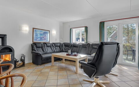 Oneida - 800M from the Sea: Møbel, Indretning, Gulvbelægning, Loft, Etage, Couch, Stue, Værelse, Hjem