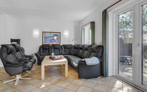 Oneida - 800M from the Sea: Møbel, Indretning, Gulvbelægning, Etage, Loft, Couch, Værelse, Hjem, Stue, Lejlighed
