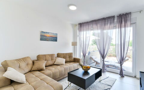 Sunrise: Couch, Møbel, Ejendom, Bord, Komfort, Stue, Indretning, Belysning, Bygning, Studio Couch