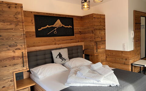 Rehkitz: Ejendom, Møbel, Komfort, Træ, Bed Frame, Indretning, Bygning, Etage, Gulvbelægning, Væg