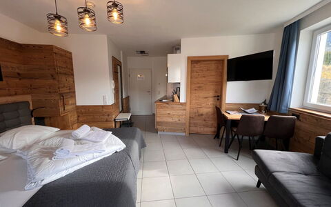 Rehkitz: Møbel, Ejendom, Bord, Bygning, Komfort, Vindue, Indretning, Belysning, Etage, Træ