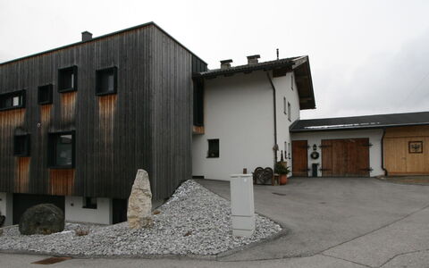 Lisa: Himmel, Plante, Asfalt, Vindue, Land Lot, Bygning, Boligområde, Sky, Ejendom, Landskab