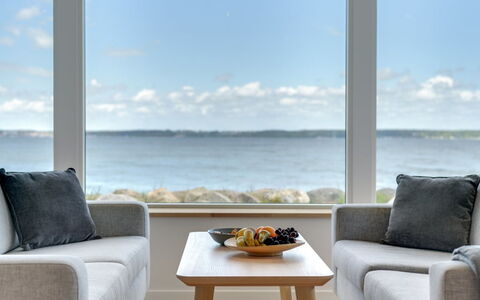 Elsabeth - 20M from the Sea: Møbel, Indretning, Etage, Gulvbelægning, Hav, Couch, Værelse, Ocean, Stue