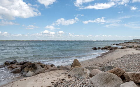 Elsabeth - 20M from the Sea: Himmel, Blå, Vand, Vandressourcer, Rots, Krop Af Vand, Daytime, Horisont, Strand, Naturligt Miljø