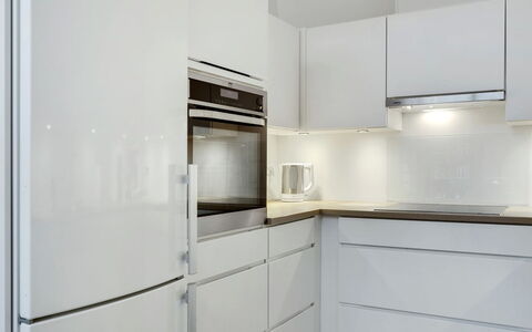 Pekka - 50M from the Sea: Køkken, Træ, Køkken Apparat, Gulvbelægning, Indretning, Cabinetry, Countertop, Større Bandage, Etage, Belysning