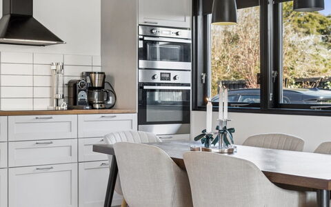 Ingelis - 1.2Km from the Sea: Møbel, Køkken, Indretning, Countertop, Gulvbelægning, Cabinetry, Træ, Køkken Apparat, Lysarmatur, Etage