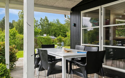 Donco - 600M from the Sea: Vegetationen, Busk, Forår, Sommerhus, Have, Skygge, Backyard, Gård, Stol