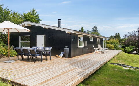 Donco - 600M from the Sea: Vegetationen, Busk, Forår, Sommerhus, Have, Skygge, Backyard, Gård, Stol