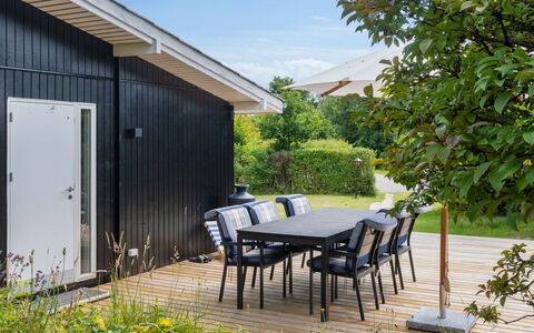 Donco - 600M from the Sea: Vegetationen, Busk, Forår, Sommerhus, Have, Skygge, Backyard, Gård, Stol