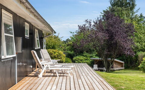 Donco - 600M from the Sea: Vegetationen, Busk, Forår, Sommerhus, Have, Skygge, Backyard, Gård, Stol