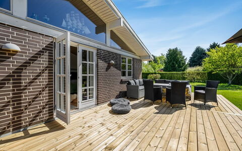 Melle - 350M from the Sea: Træ, Hus, Tag, Arkitektur, Hjem, Dør, Sommerhus, Sidespor, Garden Bygninger, Design