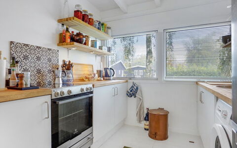 Ljuba - 1.2Km from the Sea: Køkken, Større Bandage, Countertop, Indretning, Køkken Apparat, Gulvbelægning, Husholdningsapparat, Cabinetry, Loft, Værelse
