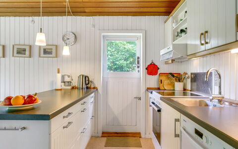 Lucie - 1.5Km from the Sea: Træ, Gulvbelægning, Indretning, Loft, Countertop, Køkken, Etage, Lysarmatur, Hjem, Cabinetry