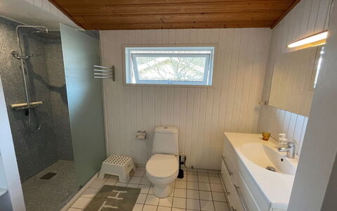 Lucie - 1.5Km from the Sea: Gulvbelægning, Sanitærarmatur, Etage, Træ, Badeværelse, Indretning, Vvs, Håndvask, Tap, Toilet