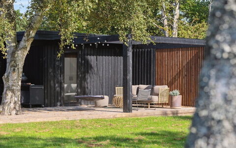 Hævnir - 1Km from the Sea: Græs, Busk, Hus, Have, Hjem, Sommerhus, Land Lot, Lawn, Bunddække