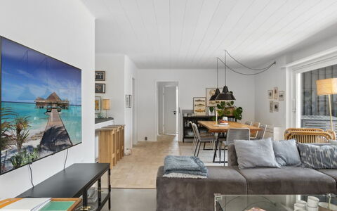 Tonia - 290M from the Sea: Træ, Tag, Arkitektur, Hjem, Hus, Sommerhus, Sidespor, Hårdttræ, Hældning, Estate