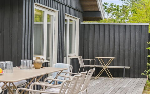 Tonia - 290M from the Sea: Træ, Tag, Arkitektur, Hjem, Hus, Sommerhus, Sidespor, Hårdttræ, Hældning, Estate
