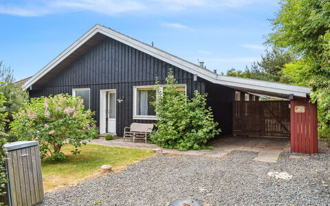 Tonia - 290M from the Sea: Træ, Tag, Arkitektur, Hjem, Hus, Sommerhus, Sidespor, Hårdttræ, Hældning, Estate