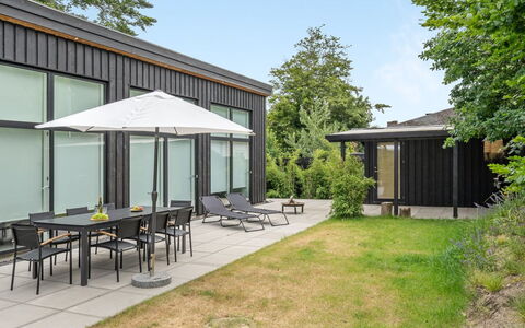 Ebke - 70M from the Sea: Skygge, Have, Estate, Lawn, Gård, Landscaping, Udendørs Møbler, Backyard, Udendørs Struktur, Garden Bygninger