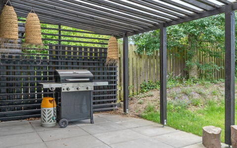 Ebke - 70M from the Sea: Træ, Have, Udendørs Møbler, Skygge, Backyard, Udendørs Struktur, Pergola, Gårdhave, Landscaping, Gård