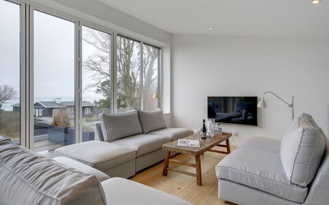 Ebke - 70M from the Sea: Møbel, Indretning, Couch, Gulvbelægning, Etage, Træ, Stue, Loft, Værelse, Trægulve