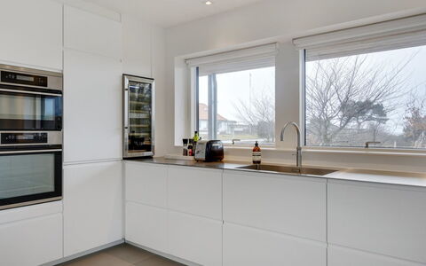 Ebke - 70M from the Sea: Indretning, Gulvbelægning, Træ, Køkken, Køkken Apparat, Etage, Loft, Countertop, Cabinetry, Belysning