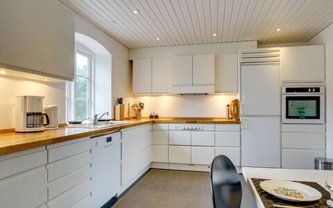 Rebana - 30M from the Sea: Gulvbelægning, Indretning, Køkken, Træ, Countertop, Cabinetry, Loft, Køkken Apparat, Etage, Trægulve