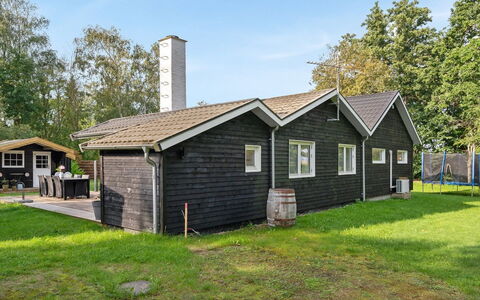 Makrina - 175M from the Sea: Træ, Tag, Arkitektur, Hjem, Hus, Sommerhus, Sidespor, Hårdttræ, Hældning, Estate