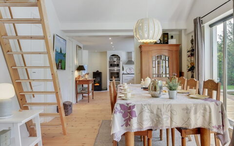 Makrina - 175M from the Sea: Træ, Tag, Arkitektur, Hjem, Hus, Sommerhus, Sidespor, Hårdttræ, Hældning, Estate