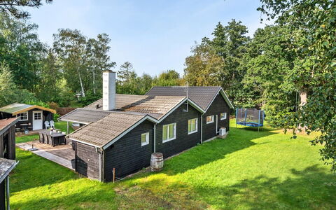 Makrina - 175M from the Sea: Træ, Tag, Arkitektur, Hjem, Hus, Sommerhus, Sidespor, Hårdttræ, Hældning, Estate