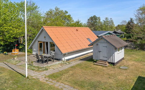 Marita - 225M from the Sea: Boligområde, Tag, Forstad, Indkørsel, Estate, Skorsten