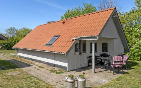 Marita - 225M from the Sea: Boligområde, Tag, Forstad, Indkørsel, Estate, Skorsten
