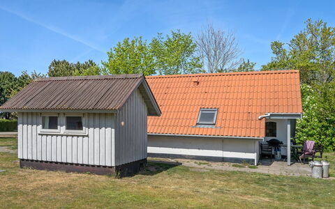 Marita - 225M from the Sea: Boligområde, Tag, Forstad, Indkørsel, Estate, Skorsten
