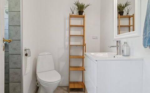 Ømund - 600M to the Fjord: Gulvbelægning, Etage, Indretning, Toilet, Sanitærarmatur, Toiletbræt, Værelse, Badeværelse, Vvs, Flise