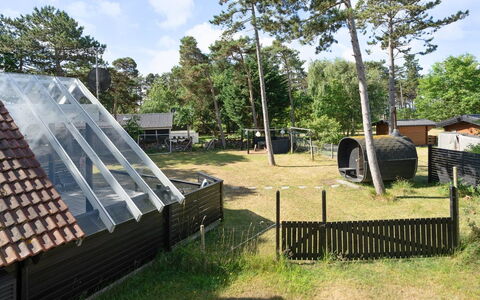 Sahra - 200M from the Sea: Græs, Busk, Hus, Have, Hjem, Sommerhus, Land Lot, Lawn, Bunddække