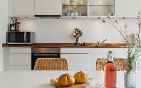 Galia - 2Km from the Sea: Køkken, Countertop, Møbel, Indretning, Cabinetry, Køkken Apparat, Gulvbelægning, Træ, Lysarmatur, Husholdningsapparat