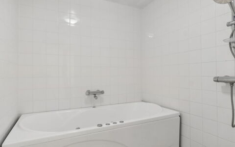 Galia - 2Km from the Sea: Sanitærarmatur, Badeværelse, Badekar, Gulvbelægning, Indretning, Etage, Tap, Vvs, Loft