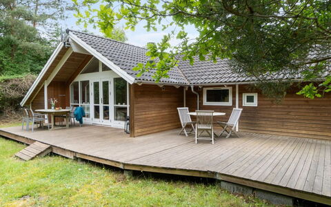 Merina - 700M from the Sea: Træ, Hus, Sommerhus, Hjem, Tag, Hårdttræ, Planke, Veranda, Sidespor, Estate