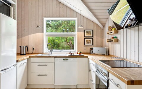 Merina - 700M from the Sea: Køkken, Køkken Apparat, Countertop, Større Bandage, Gulvbelægning, Træ, Indretning, Cabinetry, Loft, Husholdningsapparat