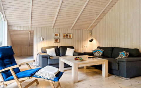 Merina - 700M from the Sea: Møbel, Indretning, Gulvbelægning, Etage, Træ, Loft, Trægulve, Værelse, Stue, Belysning