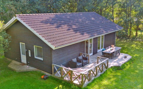 Pietari - 1.2Km from the Sea: Træ, Tag, Arkitektur, Hjem, Hus, Sommerhus, Sidespor, Hårdttræ, Hældning, Estate