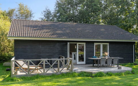 Pietari - 1.2Km from the Sea: Træ, Tag, Arkitektur, Hjem, Hus, Sommerhus, Sidespor, Hårdttræ, Hældning, Estate