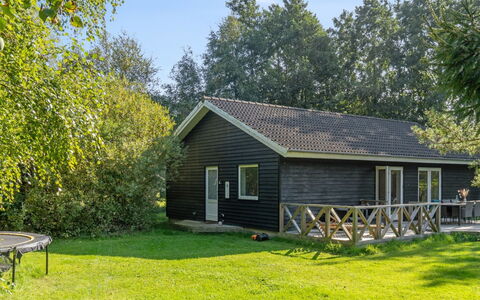 Pietari - 1.2Km from the Sea: Træ, Tag, Arkitektur, Hjem, Hus, Sommerhus, Sidespor, Hårdttræ, Hældning, Estate