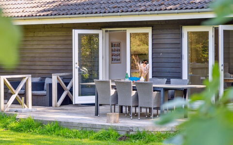 Pietari - 1.2Km from the Sea: Træ, Tag, Arkitektur, Hjem, Hus, Sommerhus, Sidespor, Hårdttræ, Hældning, Estate