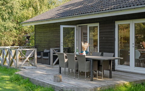 Pietari - 1.2Km from the Sea: Træ, Tag, Arkitektur, Hjem, Hus, Sommerhus, Sidespor, Hårdttræ, Hældning, Estate