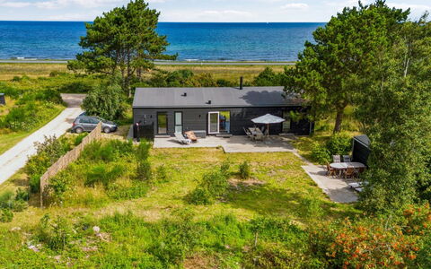 Gjorgje - 100M from the Sea: Tag, Hus, Hjem, Sommerhus, Sidespor, Estate, Indkørsel, Garden Bygninger, Gård, Skur