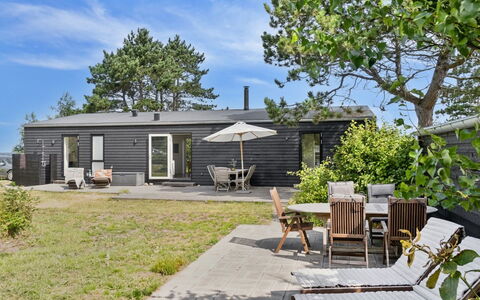 Gjorgje - 100M from the Sea: Tag, Hus, Hjem, Sommerhus, Sidespor, Estate, Indkørsel, Garden Bygninger, Gård, Skur