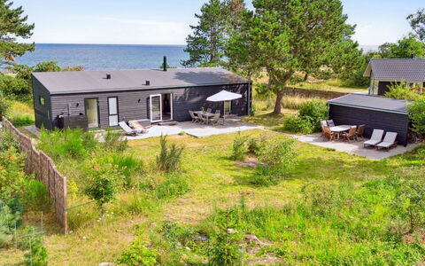 Gjorgje - 100M from the Sea: Tag, Hus, Hjem, Sommerhus, Sidespor, Estate, Indkørsel, Garden Bygninger, Gård, Skur