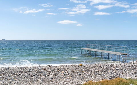Henrik - 100M from the Sea: Græs, Busk, Hus, Have, Hjem, Sommerhus, Land Lot, Lawn, Bunddække