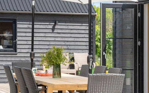 Henrik - 100M from the Sea: Svømmepøl, Udendørs Møbler, Møbel, Udvej, Flise, Eco Hotel, Skygge, Stol, Fritid, Estate